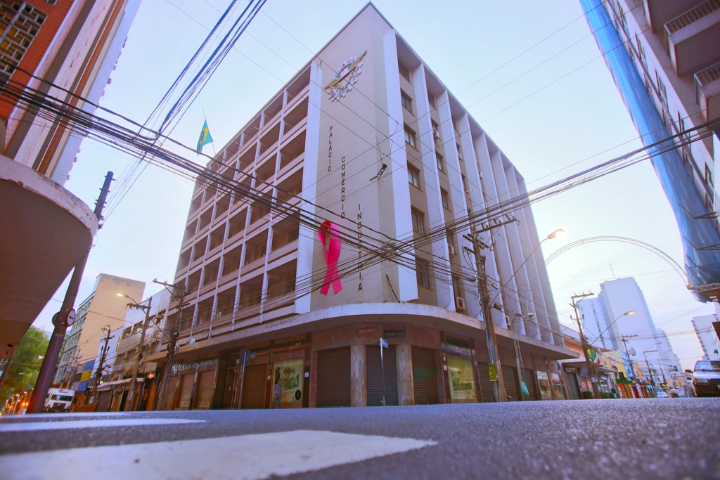 Fachada do edifício sede da ACIRP, no Centro (Foto: Rafael Cautella)